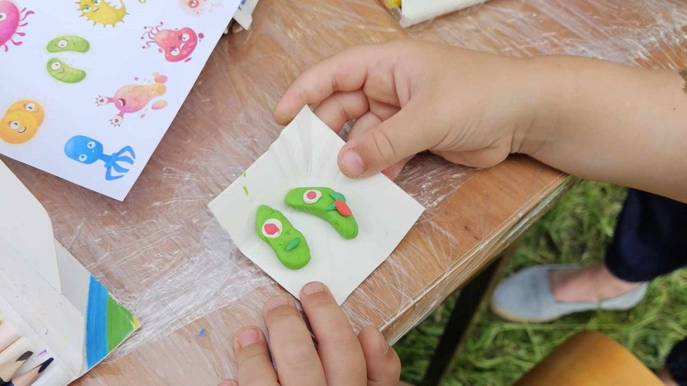 Efekty aktywności najmłodszych uczestników Uniwersyteckiego Dnia Dziecka - ulepione z kolorowej plasteliny fantazyjne drobnoustroje.